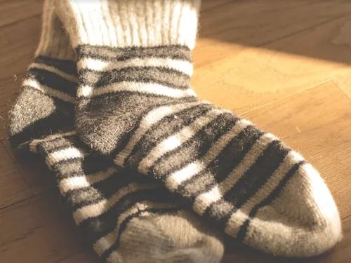 Dormir en chaussettes : un tue-l’amour qui aide à mieux dormir (Vidéo)